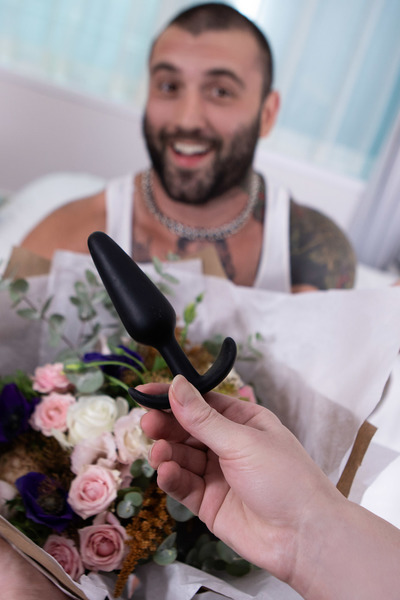 Rothaariges Transgirl mit herrlichen Melonen in schwarzen Dessous und High Heels rammt gut gebautem, muskelbepacktem Kerl in der Missionarsstellung AO den Arsch bis zum Orgasmus